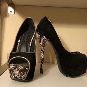 *SOLD***Peep toe pumps